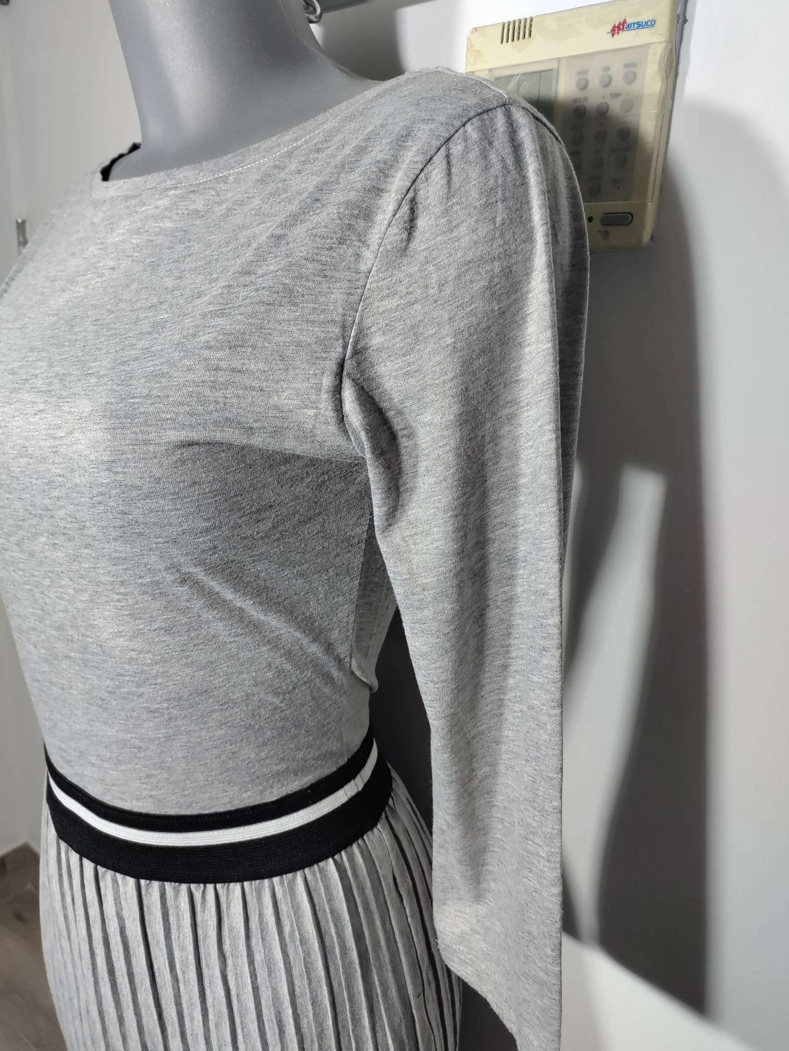 Vestido gris plisado cintura elástica negra – Green Coast – Talla 40 – photo 7